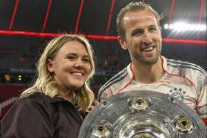 太甜了凯恩夺冠后亲吻妻子，两人青梅竹马&amp;相守十几年