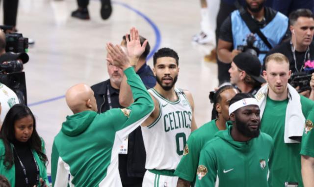 世界赛官网直连-东契奇还太嫩！绿军双探花上课：2年前输勇士获成长