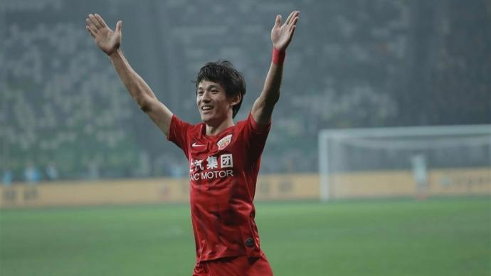 世界赛比分-36 岁 “老黄忠” 王燊超再战一年，“带刀侍卫”靠啥关键时刻总能进球？